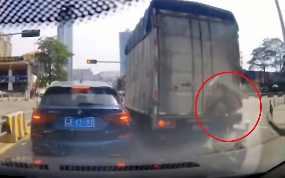 Мотоциклист на полном ходу проверил грузовик на прочность и попал на видео в Китае