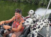 Пёс, оставшись в салоне, чуть не утопил автодом и «помог» рыбаку поскорее спустить лодку на озеро ▶ 3