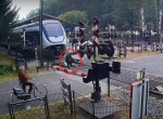 Женщина, бегая по путям, едва избежала столкновения с поездом и попала на видео в Голландии