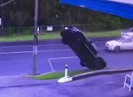 Австралийский водитель умудрился подвесить свой автомобиль на проводе ЛЭП ▶