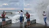 Мощная волна с камнями прервала фотосессию двух туристок - видео