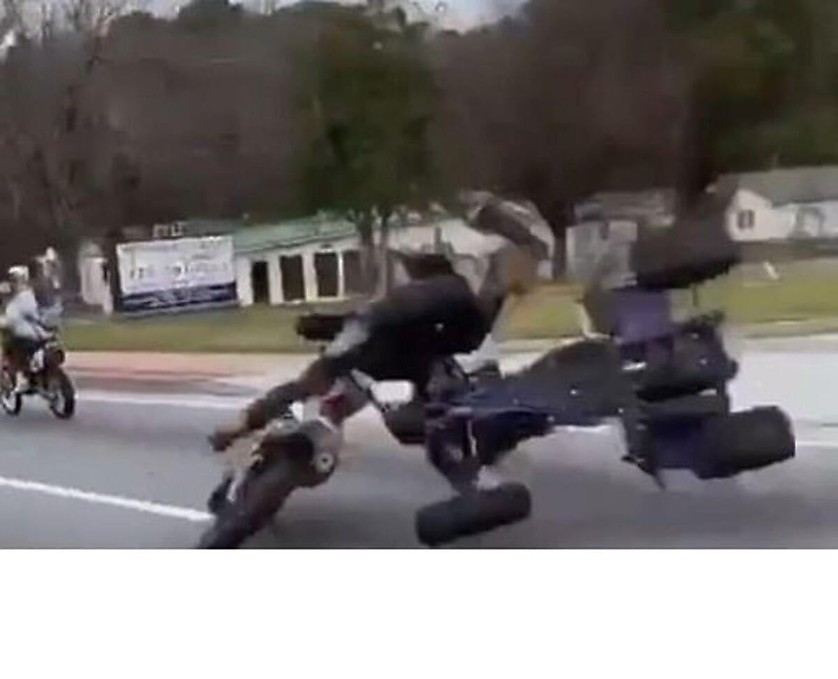 Мотоциклист, совершая зрелищный трюк, опрокинул квадроцикл в США