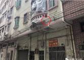 Полицейские успели поймать ребёнка, выпавшего из окна дома в Китае (Видео) 0