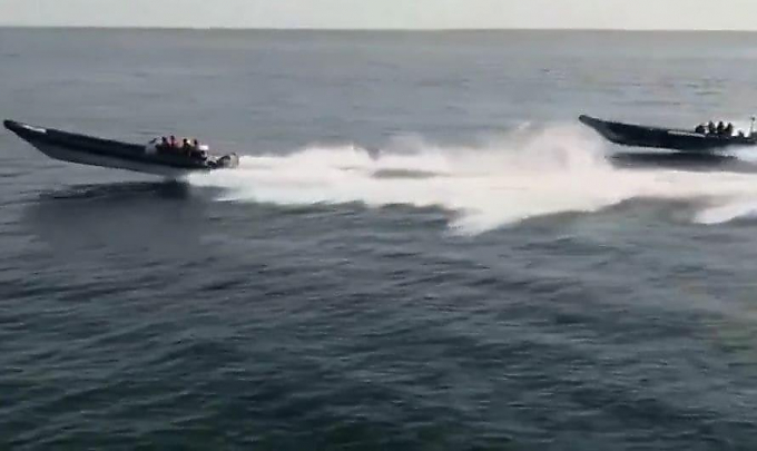 Полицейский катер и вертолёт организовали погоню за лодкой наркоторговцев в Испании (Видео)