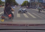 Сбежавший от полицейского мотоцикл, заехал в магазин в Китае (Видео)