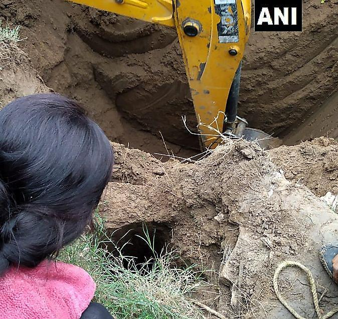 Спасатели вытащили ребёнка, упавшего в 20-метровую скважину в Индии ▶