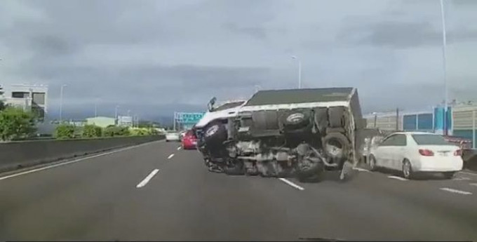Крупномасштабное ДТП по вине грузовика с отказавшими тормозами, произошло в Тайване (Видео)