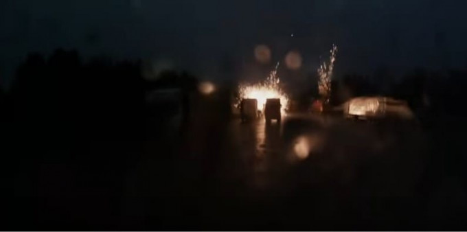 Молния подбила две фуры, припаркованные на стоянке в Коми (Видео)