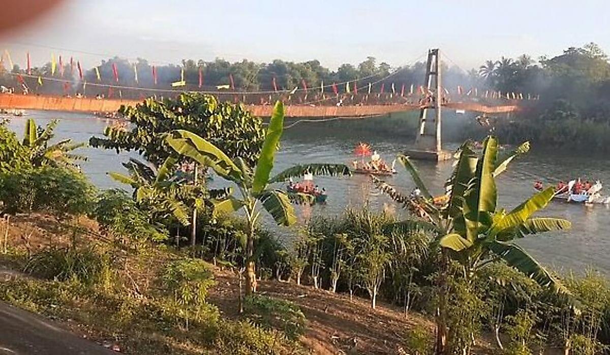 Шаткий мост обрушился под тяжестью жителей во время фестиваля на Филиппинах