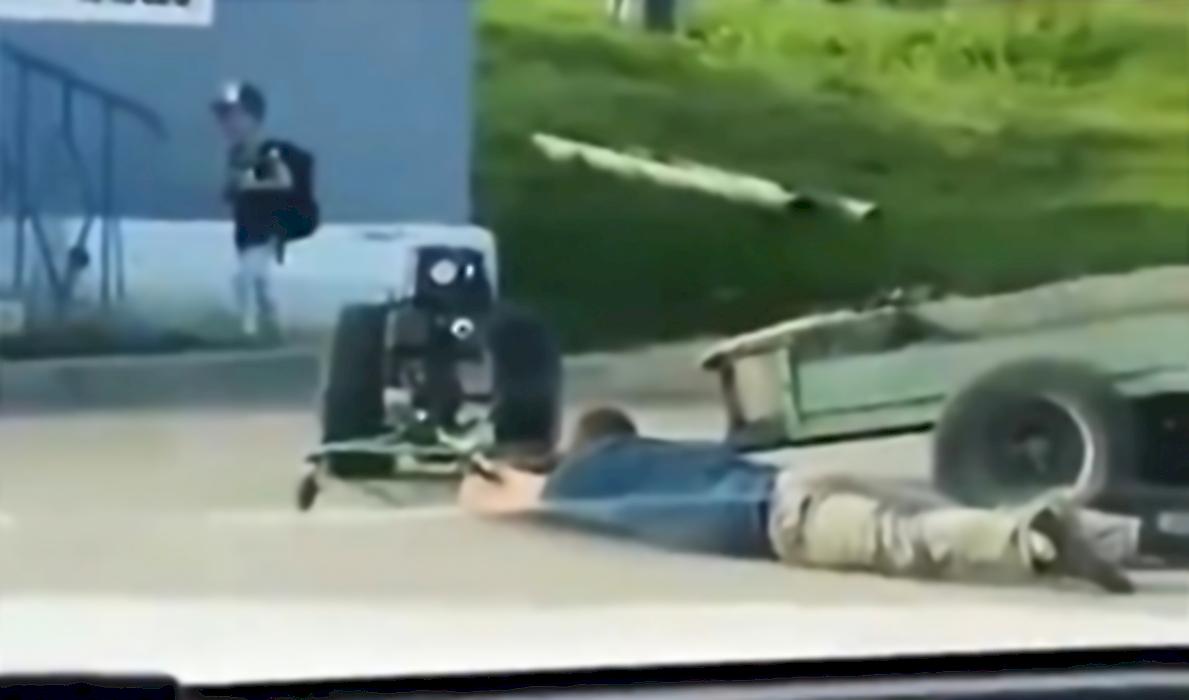 Погоня водителя за «сбежавшим» мотоблоком рассмешила очевидцев происшествия