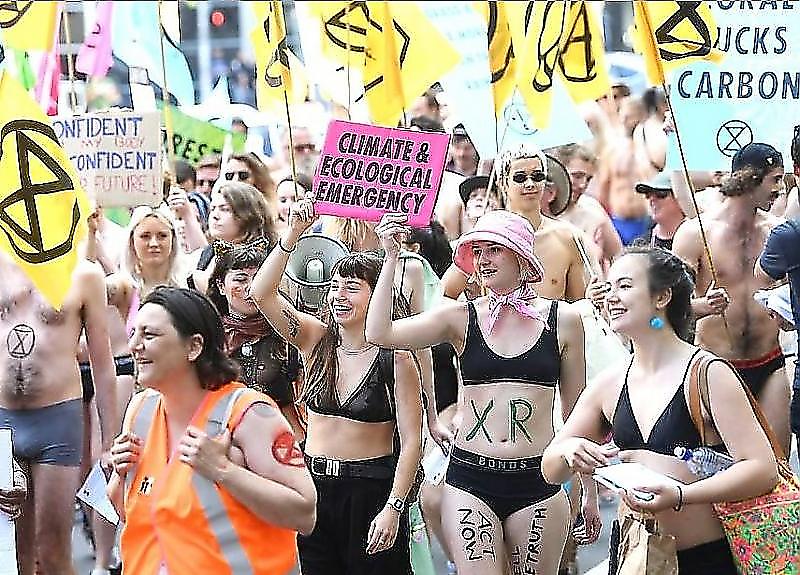 Активисты «восстания вымирающих» устроили полуголое шествие по улицам Мельбурна ▶