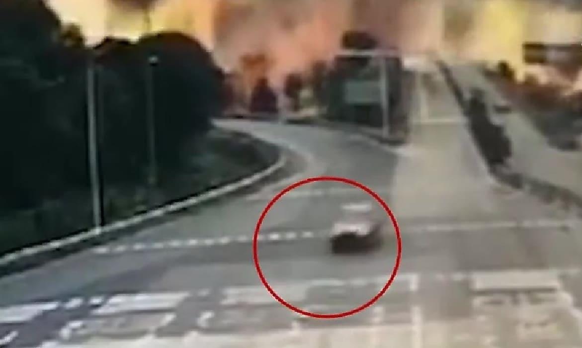 Автомобилист в самый последний момент уехал из эпицентра взрыва танкера с топливом