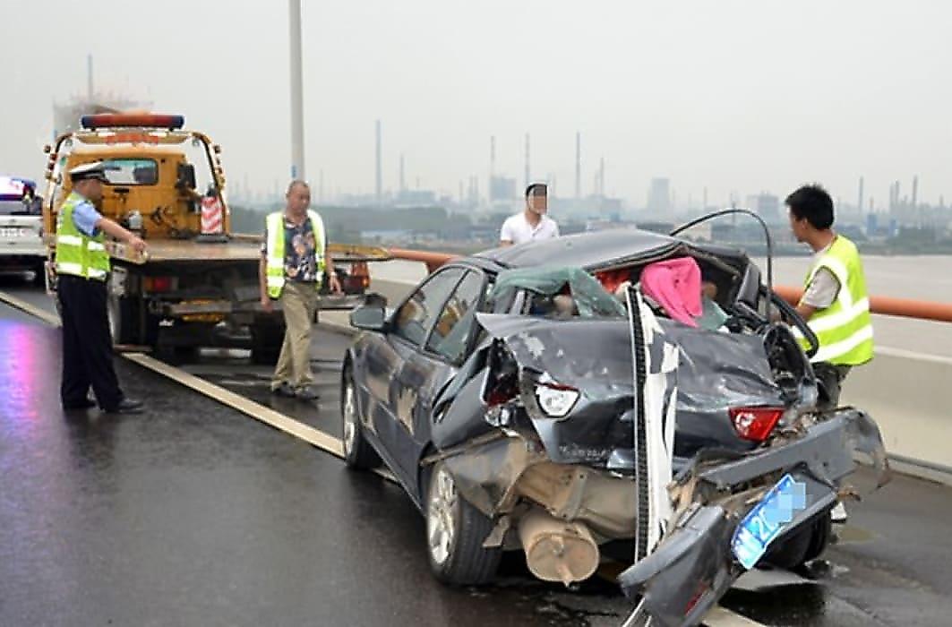 Китаец, чинивший автомобиль, оказался на его крыше после столкновения с фургоном