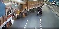 Мотоциклист стал виновником лобового столкновения грузовиков в Индии