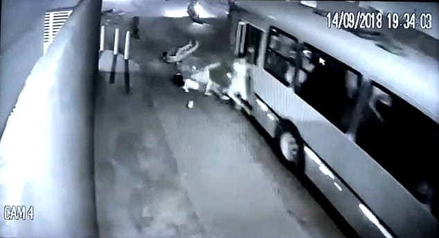 Пассажиры выпрыгнули из движущегося автобуса, спасаясь от грабителей в Бразилии (Видео)