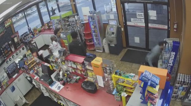 Подростки воспользовались обморочным состоянием продавца и ограбили магазин в США (Видео)