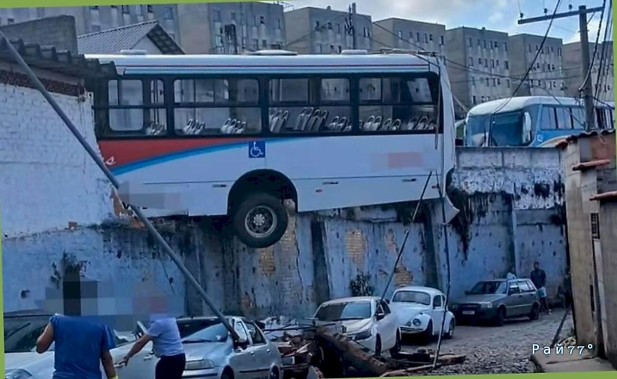 Потерявший управление автобус завис над легковушками в Бразилии Потерявший управление автобус завис над легковушками в Бразилии