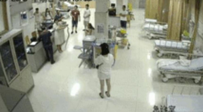 Укушенная змеёй китаянка, шокировала медперсонал, заявившись в больницу вместе со своей обидчицей (Видео)