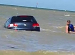 Британец, разгружая возле берега автомобиль, не заметил, как утопил свою легковушку