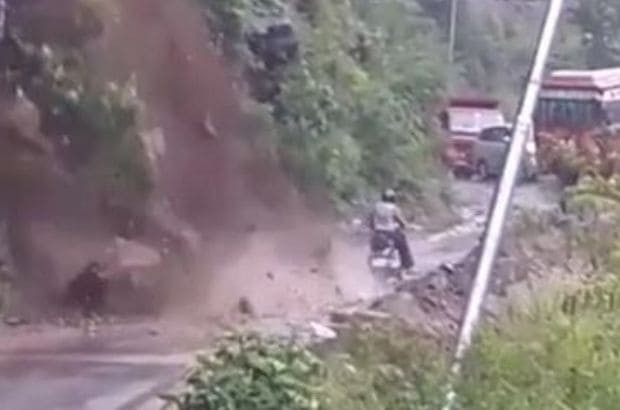 Мотоциклист-экстремал проехал по горной дороге за мгновение до схода оползня (Видео)