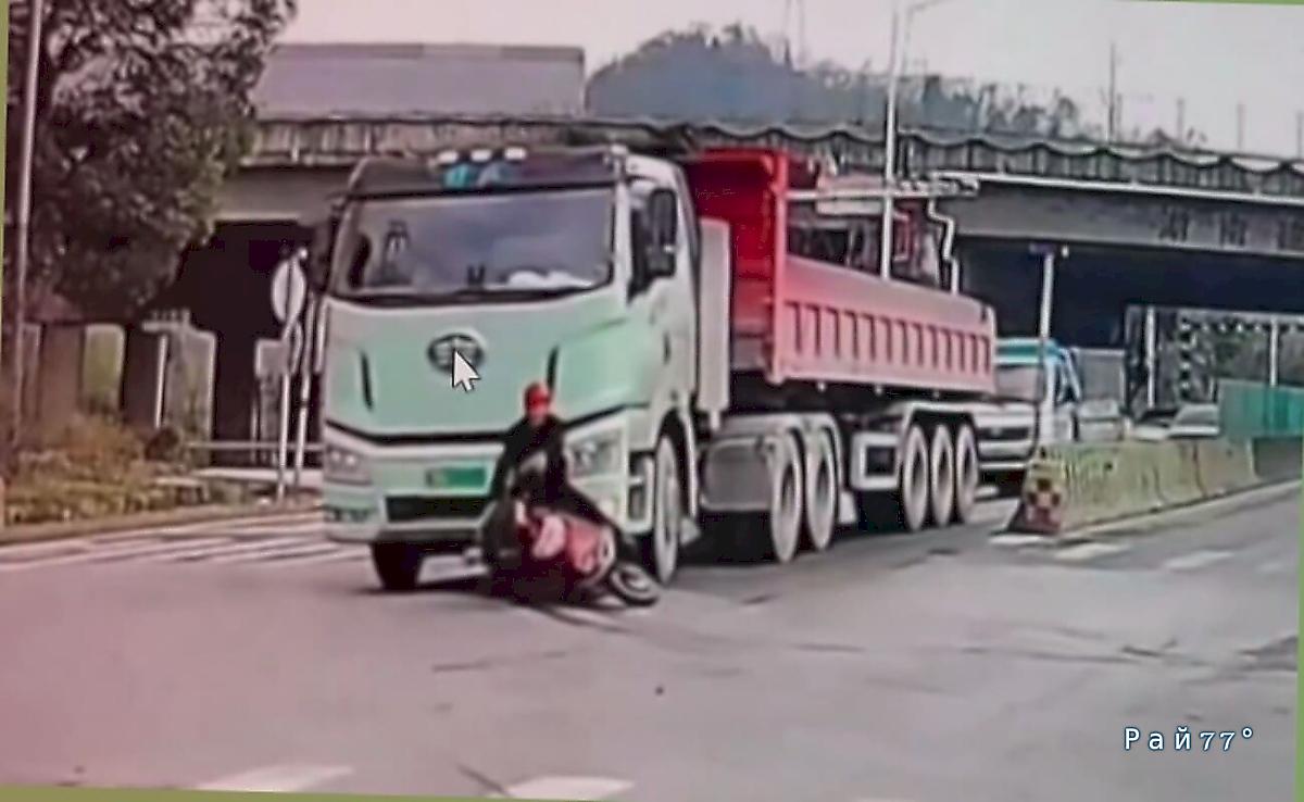 Пожилой мотоциклист едва не угодил под колёса фуры в КНР ▶️