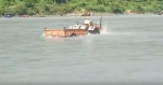 Тракторист утопил своё транспортное средство, при попытке форсировать вышедшую из берегов реку в Индии (Видео)