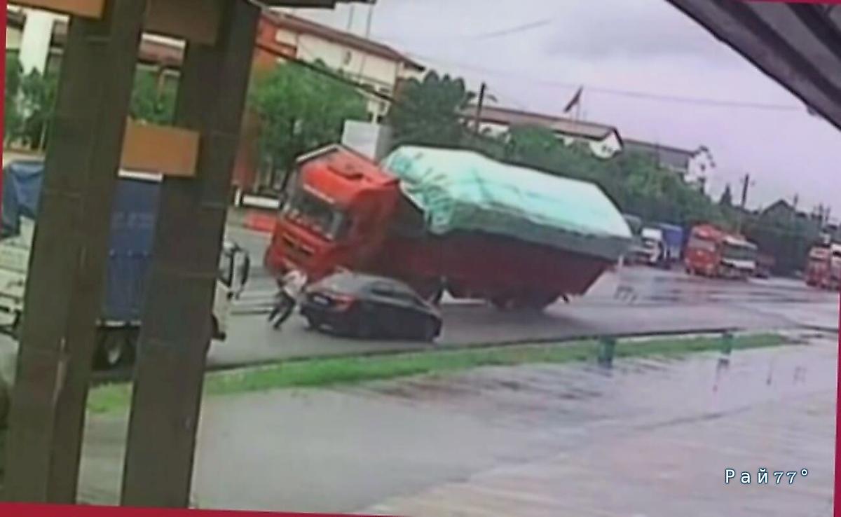 Водитель легковушки едва не угодил под завалившийся на бок грузовик ▶️ Водитель легковушки едва не угодил под завалившийся на бок грузовик ▶️