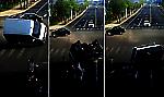 Фургон после ДТП совершил «кувырок», чуть не сбил мотоциклистку и продолжил движение в Китае