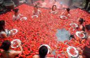 Молодая китаянка, сидя в ванной с красными перцами, выиграла конкурс по поеданию жгучего чили 3