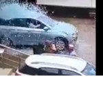 Неумелая автомобилистка разнесла витрину салона во время покупки автомобиля ▶