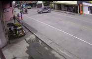 Припаркованный автомобиль догнал своего нерадивого владельца в Таиланде (Видео)