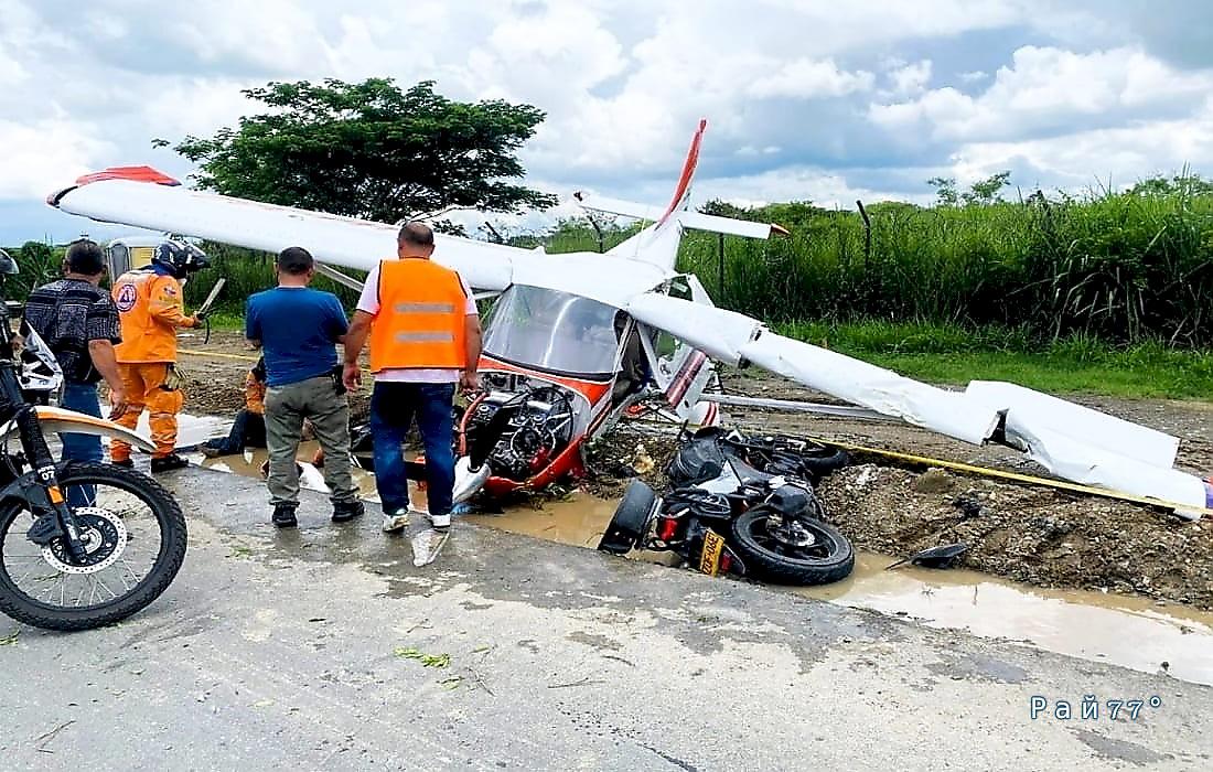 Самолёт, совершая экстренную посадку, сбил мотоциклиста в Колумбии