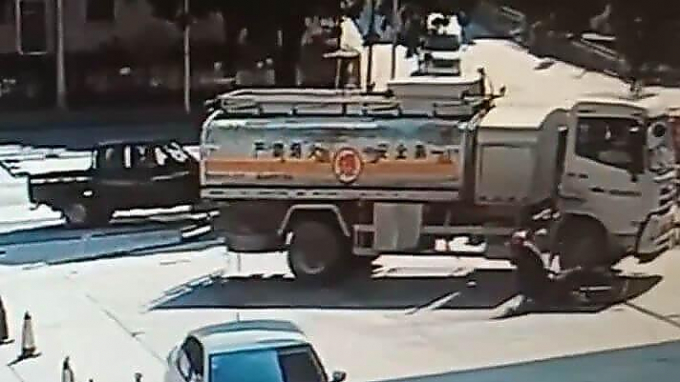 Мотоциклист чудом не пострадал, проехав под передним бампером грузовика в Китае (Видео)