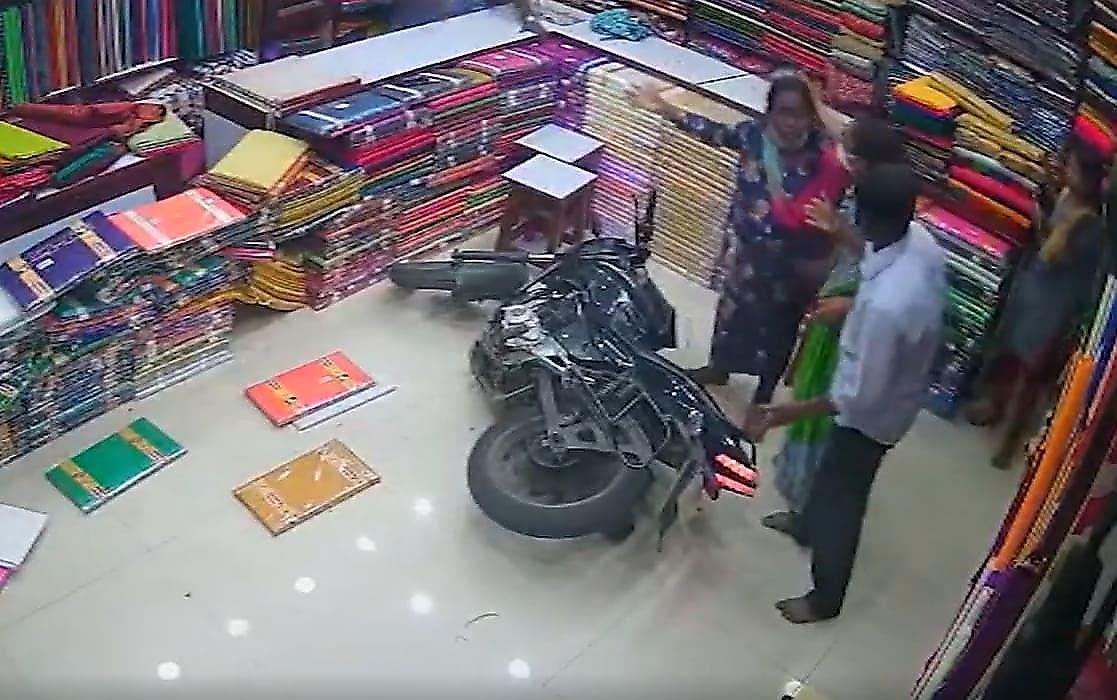 Мотоциклист врезался в магазин одежды и прервал беседу торговцев в Индии
