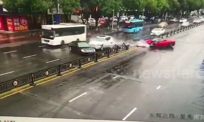 Женщина - водитель угробила Ferrari на мокрой китайской автостраде (Видео)