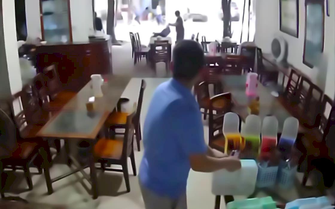 Автомобилистка, сдавая задним ходом, перепутала педали и разнесла кафе в Китае