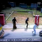 Два индийских экстремала в погоне за скутером, чудом не угодили под колёса грузовика (Видео)