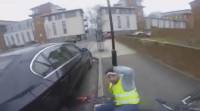 Темнокожий велосипедист совершил наезд на автовладельца в Британии (Видео)