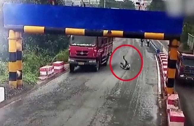 Водитель успел выпрыгнуть из грузовика перед самой катастрофой (Видео)