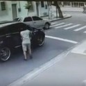 Вооружённые грабители поставили на колени известного футболиста и угнали его автомобиль в Бразилии. (Видео)