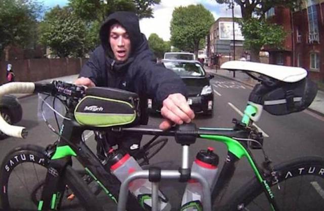 Жадный воришка чуть не лишился велосипеда при попытке кражи другого велобайка. (Видео)