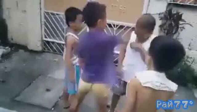 Четверо тайских дошкольников были запечатлены на видеокамеру неизвестным свидетелем «безобидной» забавы.