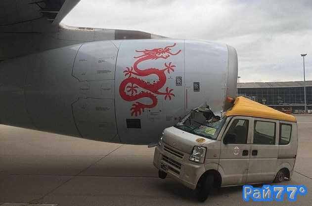 Самолёт принадлежащий малайзийскому авиаперевозчику Dragonair стал препятствием для проезда микроавтобуса, на территории аэродрома в Гонконге.