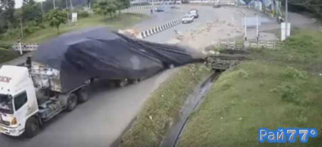 Камера видео наблюдения установленная над оживлённой авто магистралью в тайской провинции Бурирам запечатлела момент ДТП с участием фуры, загруженной коробками с лапшой быстрого приготовления.