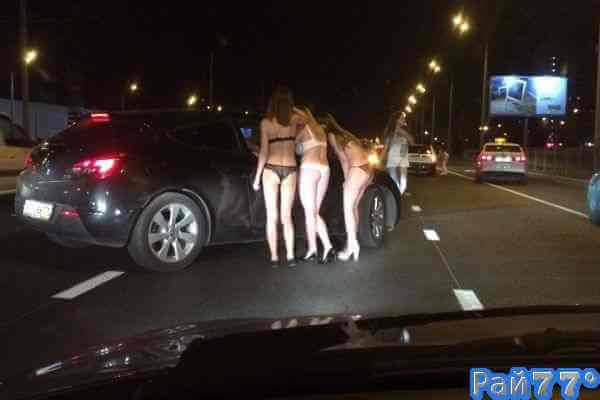 <p>Семь полуобнажённых девушек вышли на оживлённую авто дорогу в городе Казани и останавливали проезжающие автомобили, чтобы попросить 100 рублей или футболку.</p>