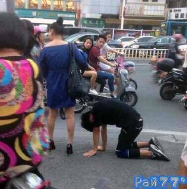 Китаянка тащит на поводке своего бойфренда.