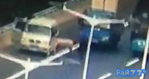 Видео камера, установленная на оживлённой магистрали в городском уезде Гаою (округ Янчжоу, провинция Цзянсу) сняла момент бегства 180-килограммовой свиньи из грузовика, направляющегося на бойню в город Нинбо.