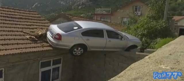 <p>
		Водитель потерял контроль над своим автомобилем марки Skoda, в результате чего машина съехала с холма и оказалась прямо на крыше жилого дома, расположенного ниже парковки.
</p>