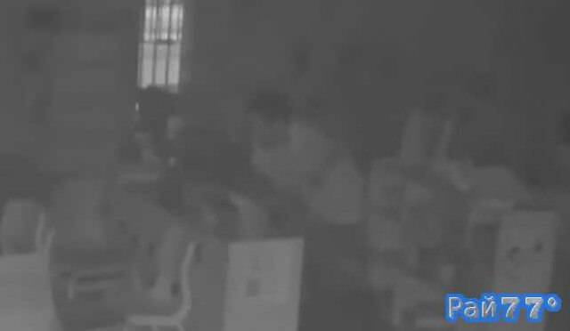 Видео камера установленная в игровой комнате в центре развития ребёнка в городе Палм - Спрингс (штат Калифорния) зафиксировала момент странного ограбления, совершённого неизвестным молодым человеком.