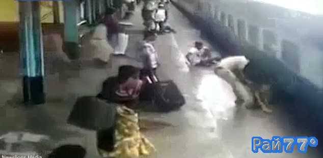 <p>Камера видео наблюдения, установленная на перроне железнодорожного вокзала в городе Лонавала (штат Махараштра) зафиксировала момент спасения пассажира упавшего с платформы.</p>